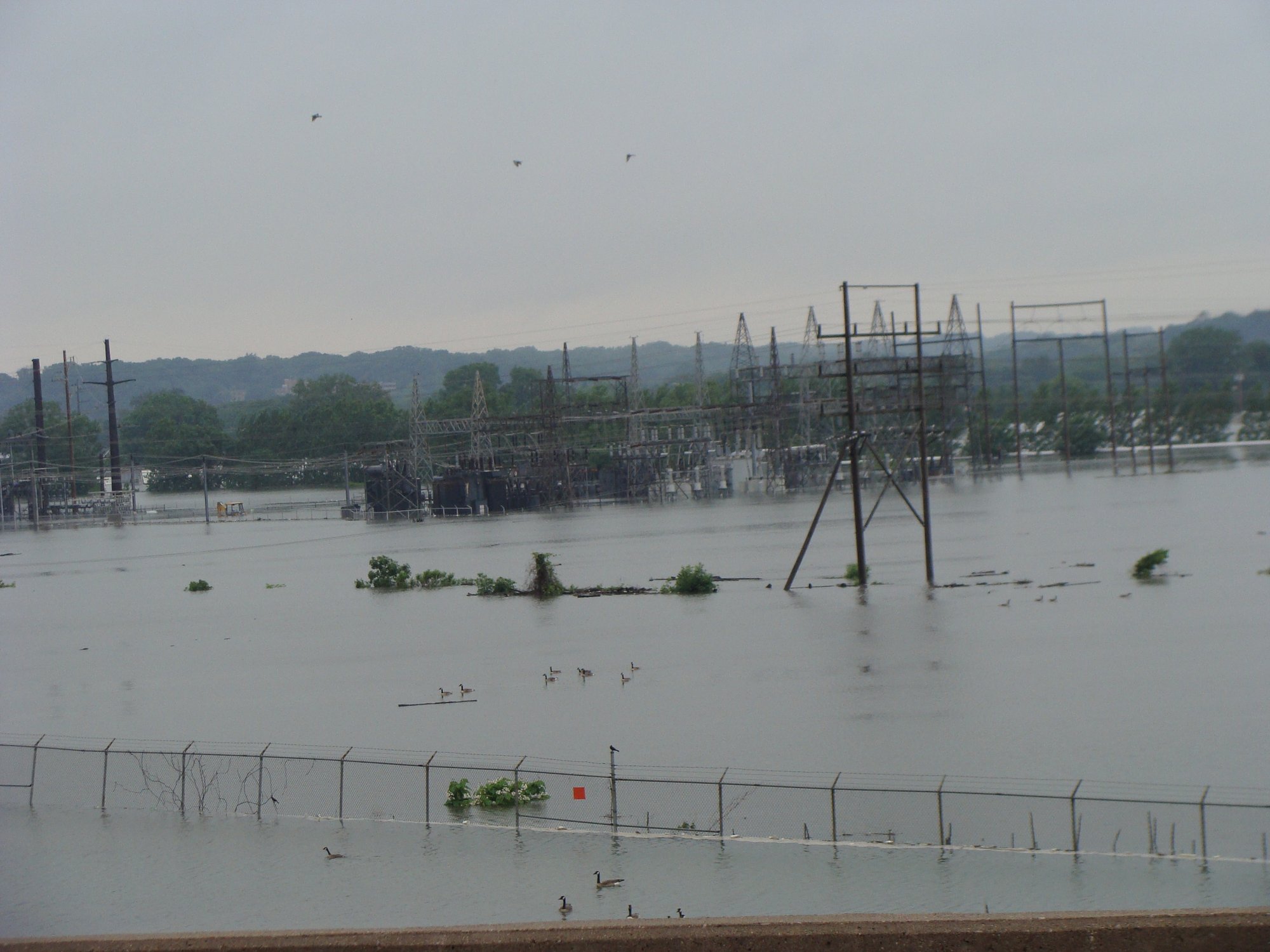 Überflutete Umspannstation mit Transformatoren im Hochwasser – Szenario für Starkregenschutz kritischer Energieinfrastruktur