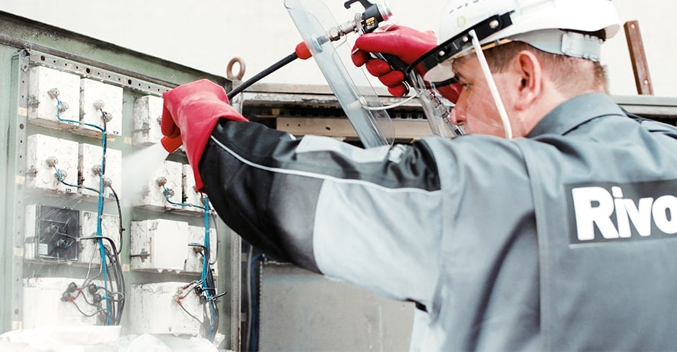 Elektro-Nassreinigung einer Verteilung mit Rivolta Reinigungssystem