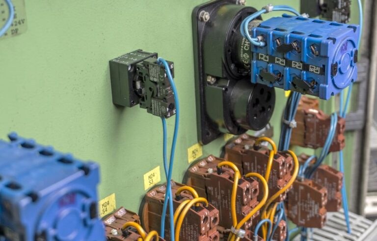 Kontaktblöcke und Anschlusstechnik an einer Maschine – nach der Reinigung