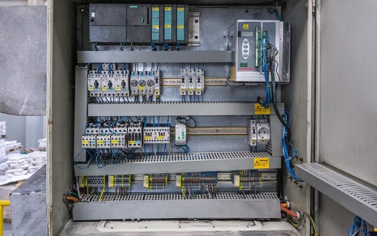 Geöffneter Schaltschrank mit Steuerungstechnik – nach der Reinigung